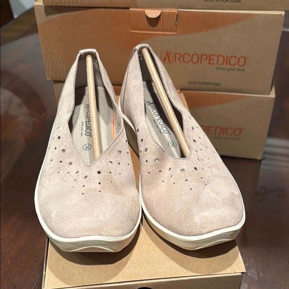 Arcopedico Ergonomic Beige shoes with Perforated Design - Picture 4 of 10
